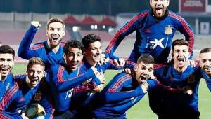 Foto de Muniain disfrutando una de sus etapas en la selección española junto a Sergio Ramos, Jordi Alba, Aensio, Iñigo Martínez, Jesús Navas, entre otros.