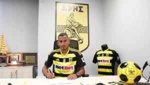 Edwin Rodríguez firmando contrato con el Aris FC de Grecia, club al que se vincula durante un año.