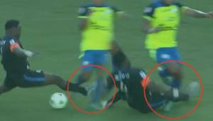 ¡Si lo agarra, lo quiebra! Brutal entrada de jugador del Victoria ante Olancho FC: lo expulsaron sin dudarlo