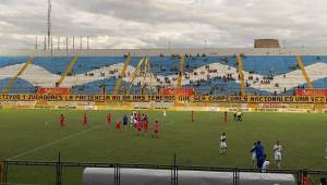 Esta es la manta que sacó la barra de Real España en el estadio Morazán de San Pedro Sula. Foto: @Mega_Aurinegro