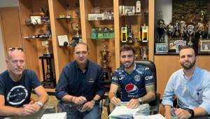 Agustín Auzmendi junto a Pedro Atala en la firma de su contrato con Motagua.