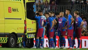 Los jugadores del FC Barcelona viendo con preocupación cómo montaban a su compañero rumbo a la clínica.