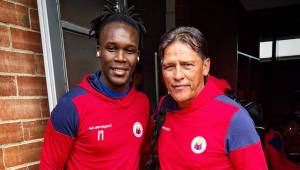 Rubilio Castillo junto al entrenador colombiano Flabio Torres, quien confía en la capacidad goleadora del hondureño.
