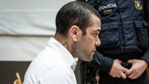 El futbolista brasileño Dani Alves fue condenado a cuatro años y medio de cárcel por haber violado a una mujer en el baño de una discoteca de Barcelona.