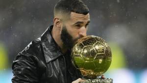 A sus 34 años, Karim Benzema fue galardonado con el Balón de Oro 2022 y lo presentó al Bernabéu.