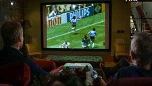 El inglés Gary Lineker y el alemán Jürgen Klinsmann quedaron maravillados con el gol de Maradona. Foto: FIFA