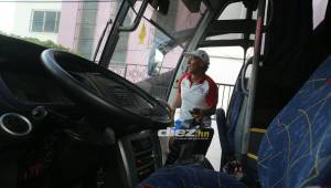 El entrenador del Olimpia justo cuando tomaba el autobús que los trasladaría, inicialmente a San Pedro Sula, para luego viajar a Guatemala.