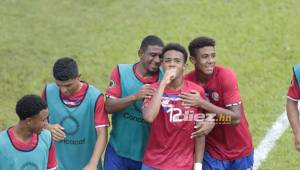 Futbolistas de Costa Rica celebran una de sus anotaciones ante Trinidad y Tobago.