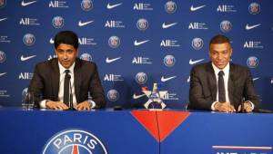 Kylian Mbappé aclaró en conferencia de prensa por qué decidió quedarse en el PSG y explicó su rol en el club.