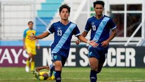 Futbolistas de Guatemala celebran una de sus anotaciones ante Aruba.