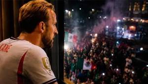 Los aficionados mexicanos llevaron una serenata y lanzaron juegos pirotécnicos durante la noche en el hotel de concentración de Inglaterra para evitar que los jugadores descansaran: tuvieron que ser desalojados por la policía.