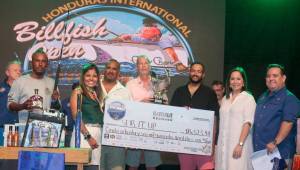 Banco LAFISE entregó $7,000 a la embarcación Stir It Up por lograr la tercera posición de la categoría Billfish.