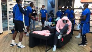Selección de Curazao ya está en Honduras y se van de “shopping” a un centro comercial de San Pedro Sula