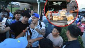 La Selección de Honduras recibió una enorme cantidad de aficionados que sorprendieron a los jugadores. Tuvieron la visita de un Youtuber y recibieron pan de coco y hasta el famoso gifiti.
