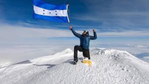 Fueron 8,846 metros los que tuvo que escalar el hondureño para alzar la bandera nacional en lo más alto del mundo.