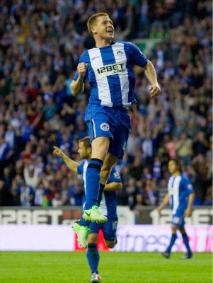 Roger Espinoza anota, pero Wigan cae en casa