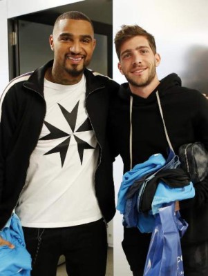 ¡Nuevo amigo! Así recibieron a Kevin Prince Boateng en su primer entrenamiento con el Barcelona