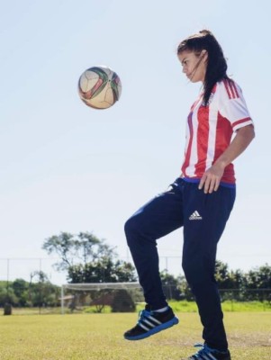 Machismo: El premio a una jugadora paraguaya que causa indignación y su inesperada reacción