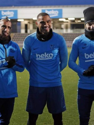 ¡Nuevo amigo! Así recibieron a Kevin Prince Boateng en su primer entrenamiento con el Barcelona