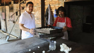 El ex futbolista se encarga de la panadería de su padre y sale a distribuir el pan que hacen. Foto AFP