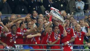 Los jugadores del Bayern levantan la anhelada orejona de la UEFA