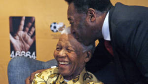 El brasileño Pelé besando la frente de Nelson Mandela en una imagen para el recuerdo.