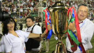 Juan de Dios Castillo ha ganado dos títulos en Honduras, aquí festeja la corona que ganó con Olimpia en el Clausura 2008.