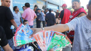 Mucha gente está alrededor del estadio Ceibeño, los boletos se están vendiendo como pan caliente.