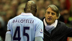 El entrenador del Manchester City, Roberto Mancini, pretende eliminar la adicción al tabaco de su delantero estrella Mario Balotelli.