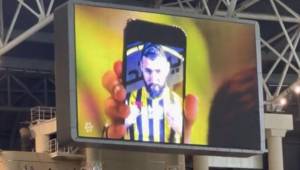 El nuevo guiño a Benzema: El delantero francés aparece en las pantallas del estadio Al-Ittihad y el público se vuelve loco