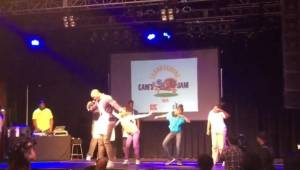 Cam Newton cuando bailaba el famoso 'Dab' con tres niñas en el estrado antes de darle comida a casi 900 pequeños.