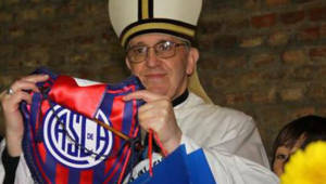 El Papa no esconde su amor por los colores de San Lorenzo