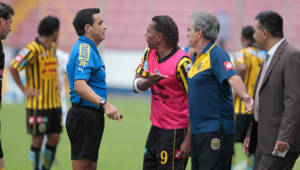 El árbitro central del encuentro Olimpia-Real España, Benigno Pineda ha sido cuestionado por muchos.