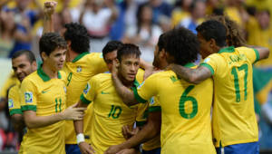Neymar abrió el marcador al minuto 3 con un golazo. Brasil arrancó con pie derecho.