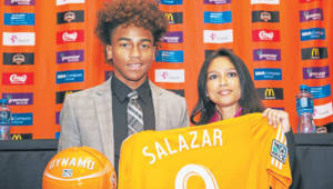 Bryan Salazar junto a su madre Lesly Cartagena cuando fue presentado como jugador del Houston Dynamo.