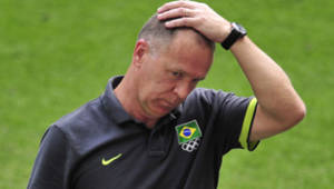 Menezes solo ha dirigido a Brasil en amistosos y en los Juegos Olímpicos de Londres, donde perdió la final contra México.