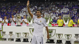 Las copas y distinciones individuales de Raúl estaban esperándolo en la cancha del Bernabéu.