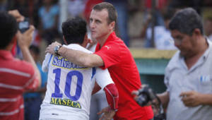 Danilo Tosello abraza a Dani Turcios en el partido que se jugó en Yoro.