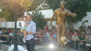 Andrés Iniesta develó su estatua de bronce junto a su pequeña hija.