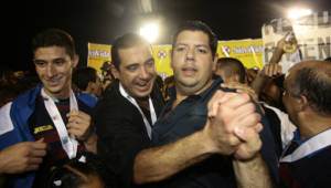 Pedro Atala, izquierda, es felicitado y el presidente de Motagua no paró de festejar.