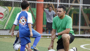 Gregorio Serrano se dedica ahora a dirigir una escuela de fútbol para niños.