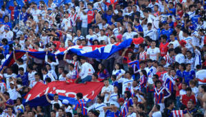 La afición del Olimpia celebra a los grande el segundo tricampeonato de su historia, tras el triunfo 4-0 sobre Victoria.