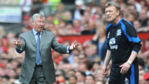 El técnico del Everton, David Moyes (derecha) se perfila como sustituto de Ferguson.