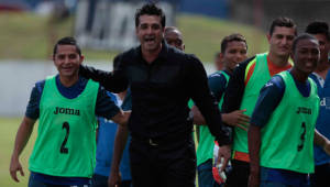 Diego 'Barbie' Vásquez felicitó a sus jugadores tras el primer triunfo de Motagua. (Foto: José Valle)