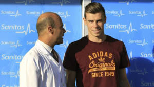 El galés Gareth Bale a su llegada a la clínica donde ha pasado reconocimento médico.