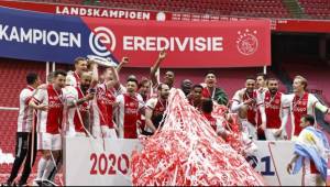 Los jugadores del Ajax celebraron un nuevo título de Eredivisie en el Johan Cruyff Arena de Amsterdam.