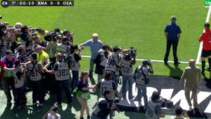 Mourinho dio su primera instrucción del partido rodeado de camarás y periodistas.