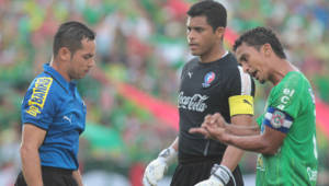 Mario Berríos reclama al árbitro Héctor Rodríguez el tiempo que pierde Noel Valladares.