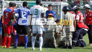 Irbin Guerrero quedó inconciente en el campo, tanto los jugadores de Platense y Savio se alarmaron.