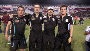 Danilo Tosello y su cuerpo técnico lograron el tricampeonato con Olimpia.
